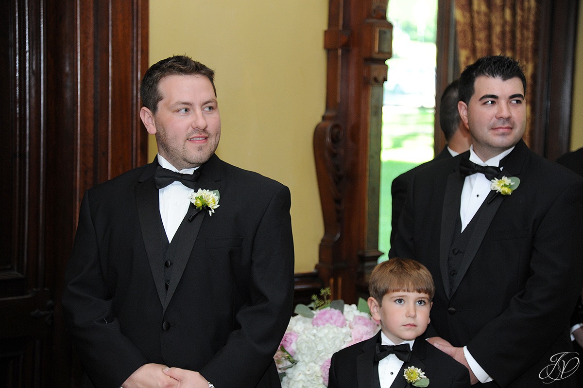 sweet image of groom seeing bride for the first time