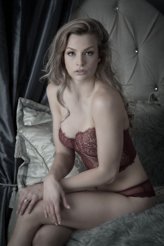 🎁 When You’re Not Sure What Size… Get Her a Boudoir Session! 💋