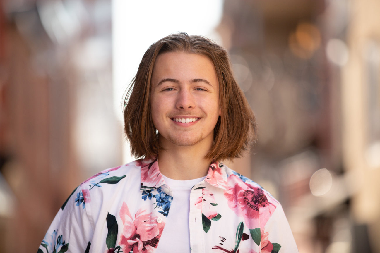 Hannah’s Summer Senior Portrait Session - Flowers, Downtown Vibes & Effortless Style