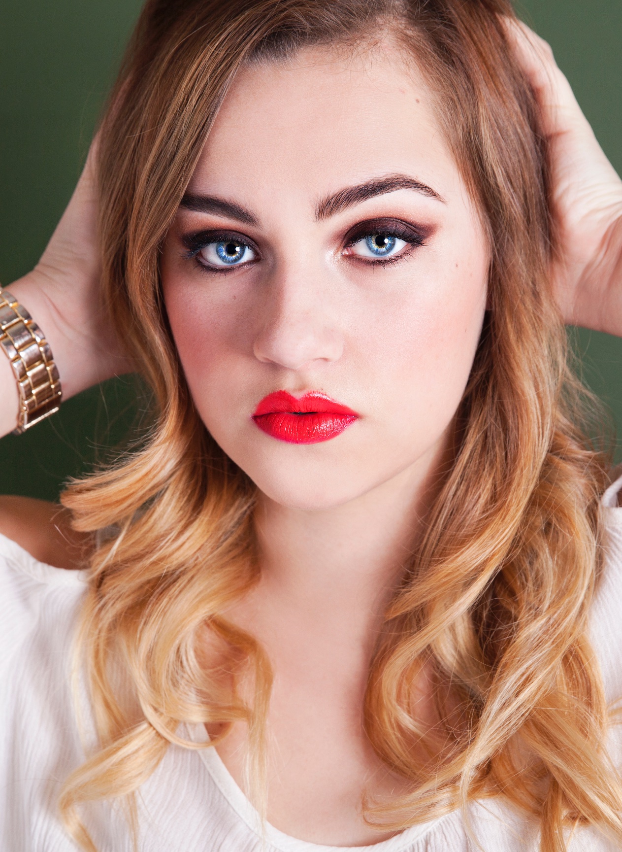 top-reasons-to-have-your-makeup-done-professionally-for-senior-pictures