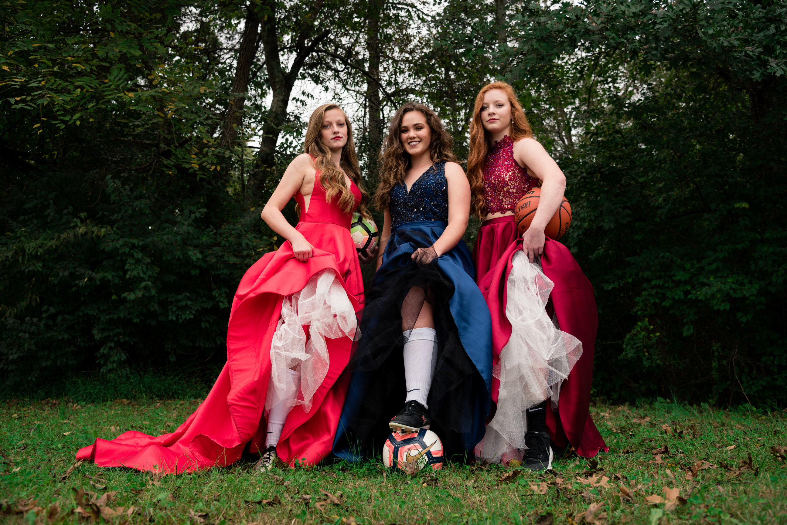 Stunning Prom Poses for Your #SquadGoals