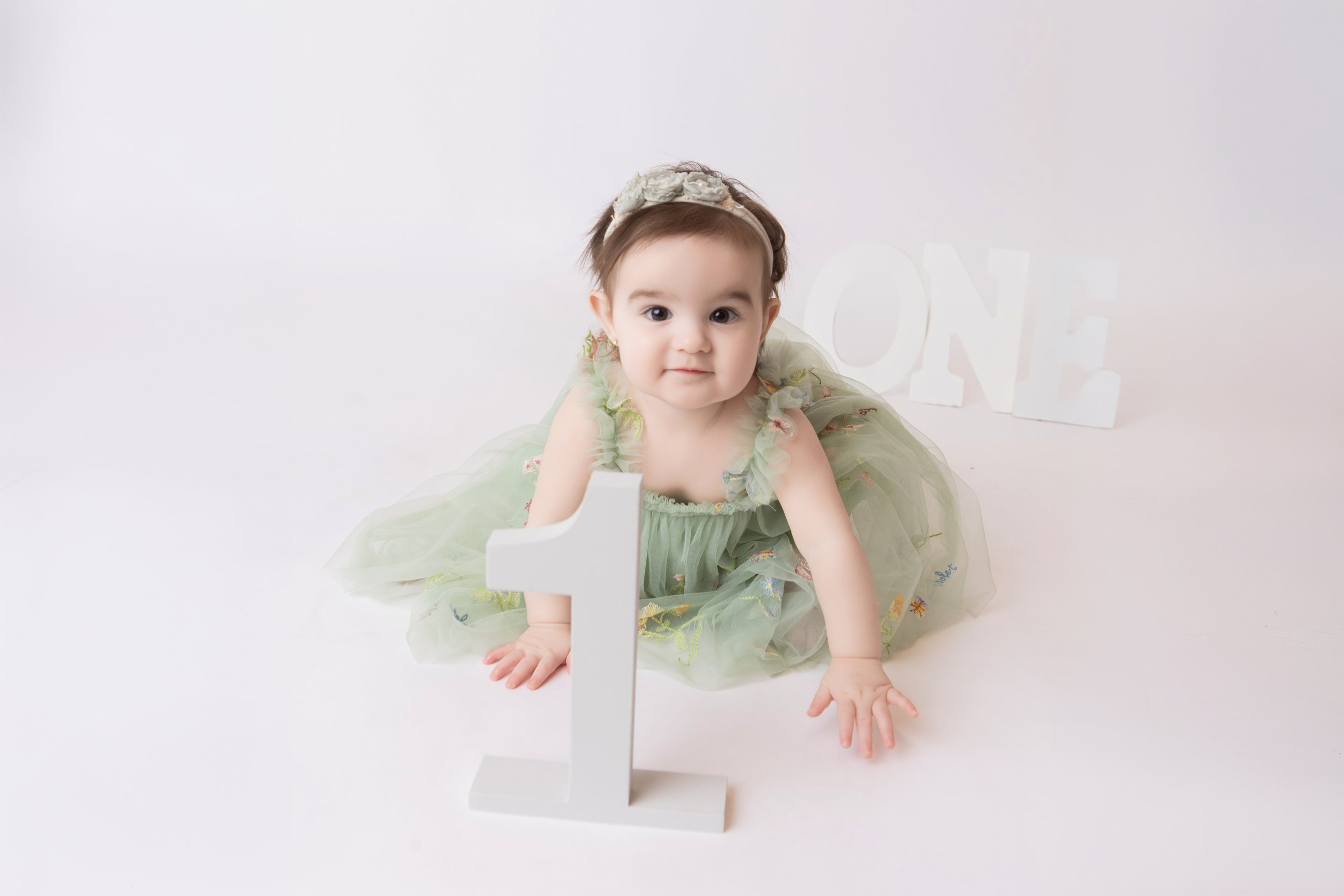 Calgary cake smash photography sage tulle sprinkles and family first birthday session photo 10