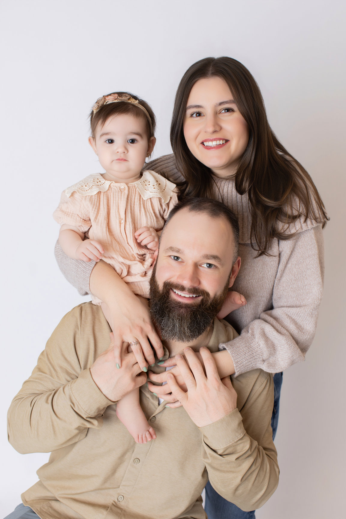 Calgary cake smash photography sage tulle sprinkles and family first birthday session photo 14