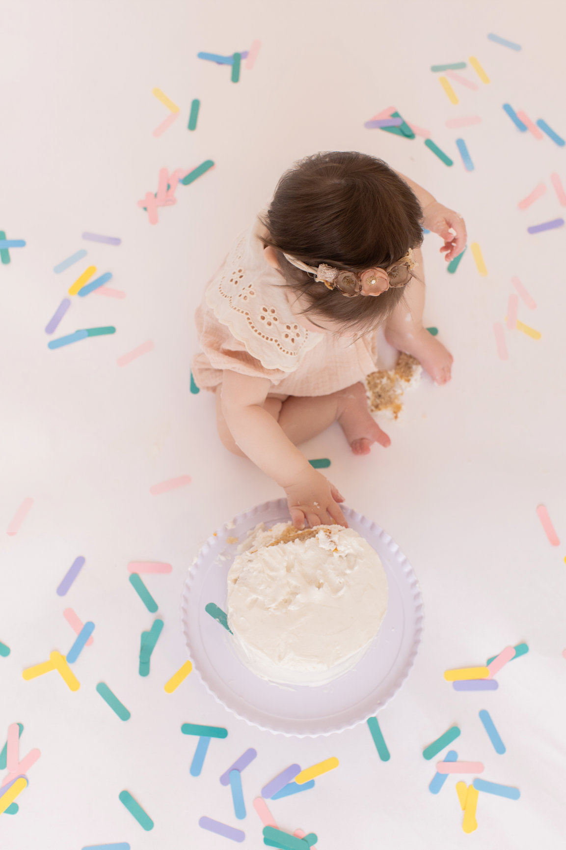 Calgary cake smash photography sage tulle sprinkles and family first birthday session photo 28